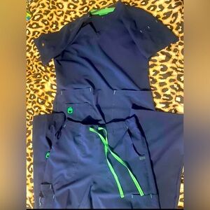 Carhartt. Women’s scrub SET. Size small.